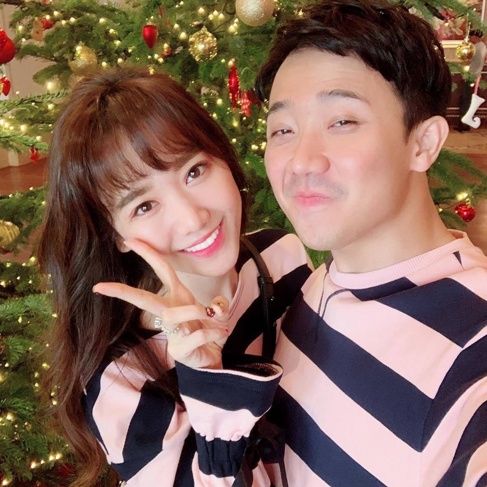 Hương Tràm táo bạo nude, dùng tay che ngực trần-4