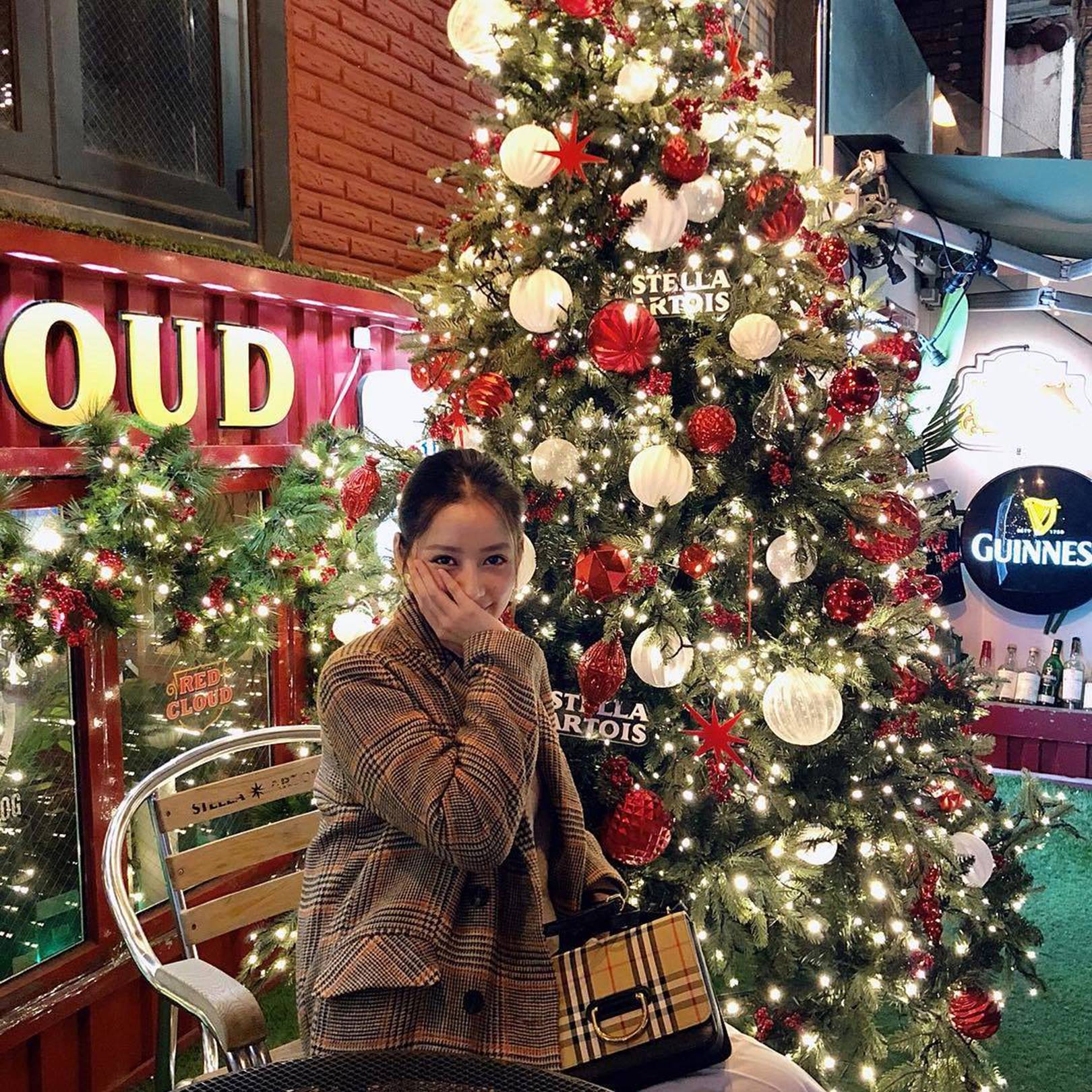 Hương Tràm táo bạo nude, dùng tay che ngực trần-10