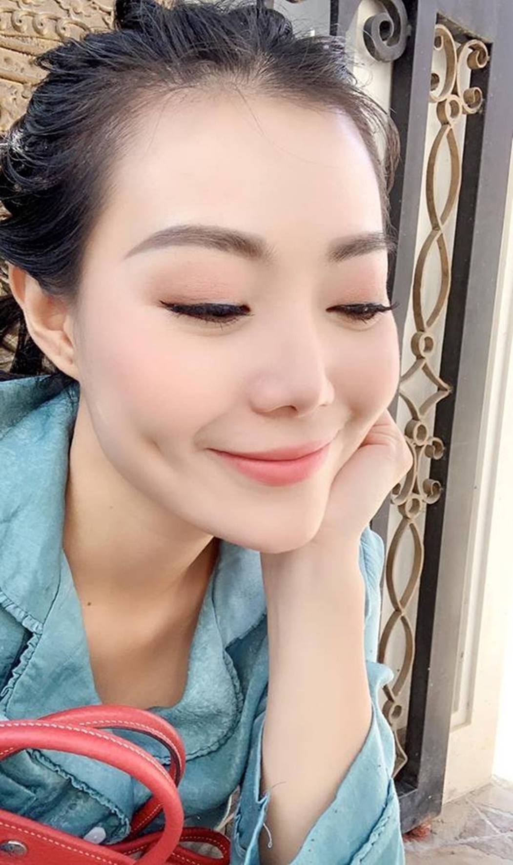 Hương Tràm táo bạo nude, dùng tay che ngực trần-12