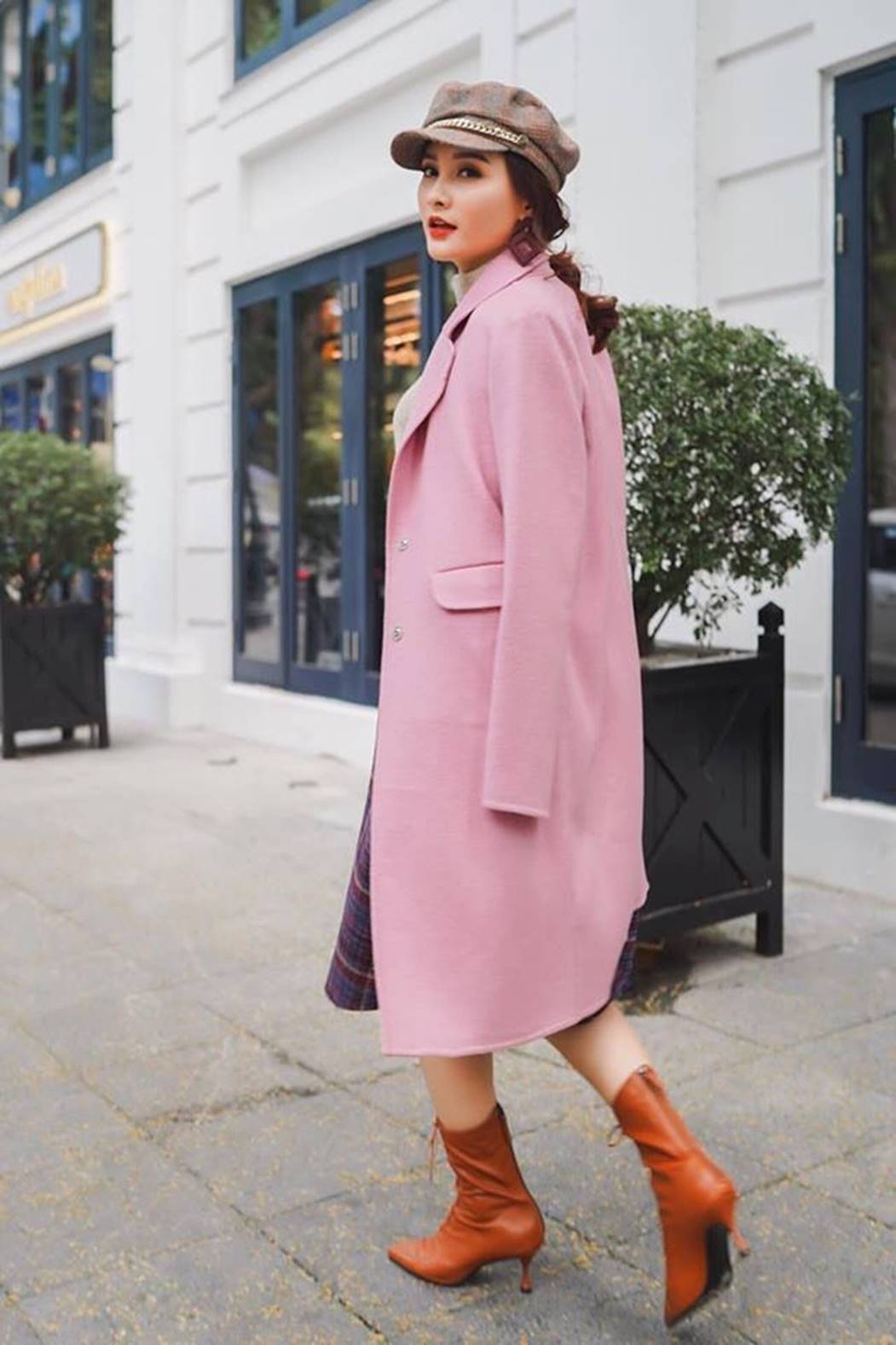 Hương Tràm táo bạo nude, dùng tay che ngực trần-13