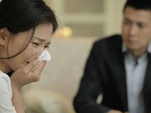 Về nhà giữa trưa, vợ trẻ khóc ngất trước cảnh trớ trêu trong phòng ngủ-1