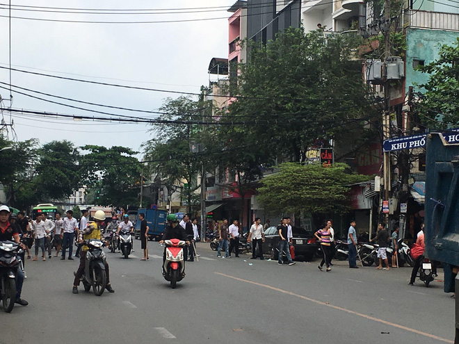 Hai nhóm giang hồ hỗn chiến kinh hoàng trên đường phố Sài Gòn, dân nháo nhào tìm chỗ trú thân-1