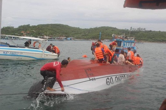 Lật tàu du lịch ở Nha Trang, ít nhất 2 người chết đuối-1