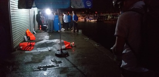 Lật tàu du lịch ở Nha Trang, ít nhất 2 người chết đuối-3