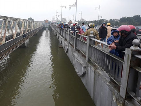 Chồng lái xe vào Quảng Trị, vợ trẻ ở nhà nhảy cầu tự vẫn-3