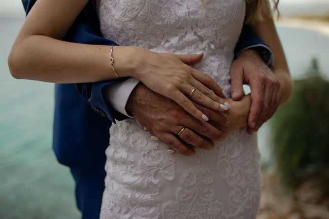 Chưa kịp hãnh diện về phong bì 10 triệu đồng mừng cưới, chồng đã nói sự thật khiến tôi chấm dứt ảo tưởng-1