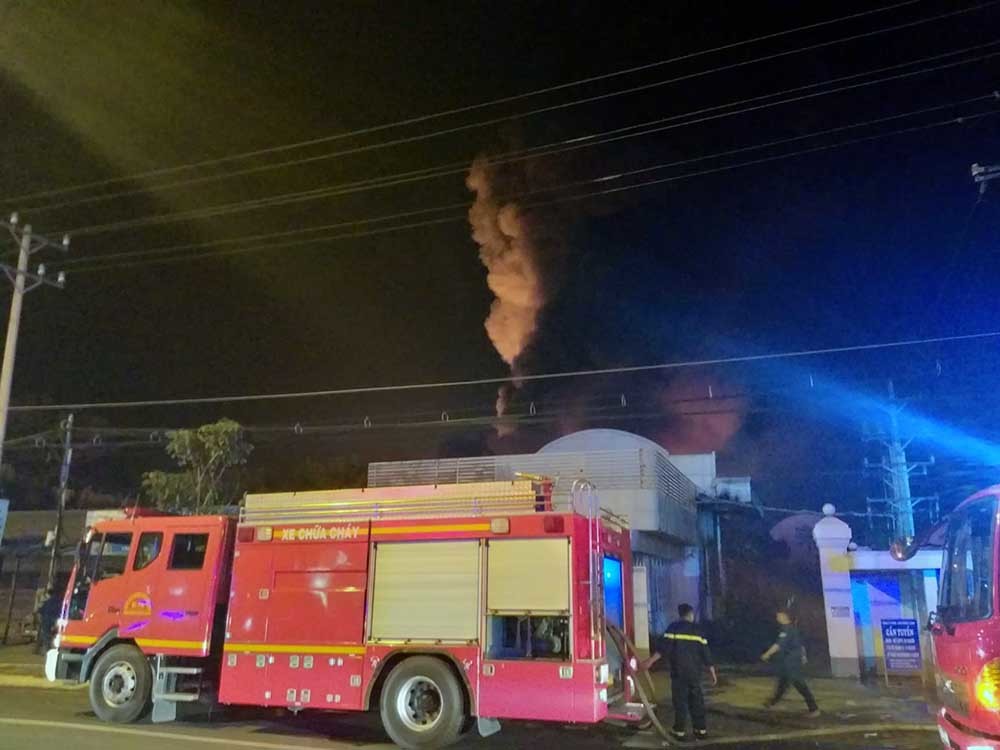 Cháy dữ dội suốt 5h, lửa bao trùm khắp công ty nhựa ở Cần Thơ-1