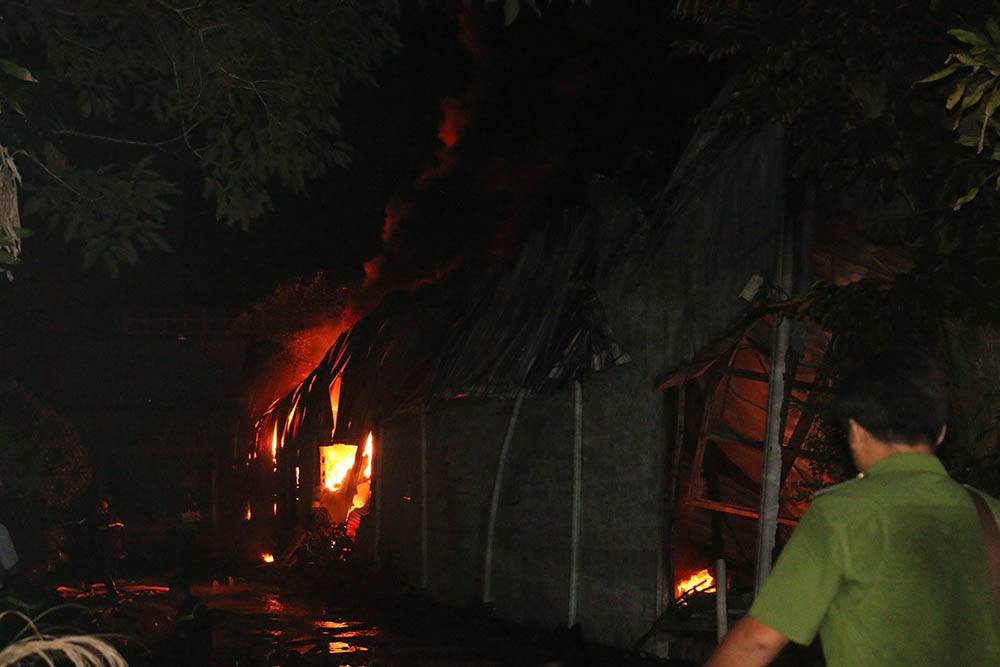 Cháy dữ dội suốt 5h, lửa bao trùm khắp công ty nhựa ở Cần Thơ-3