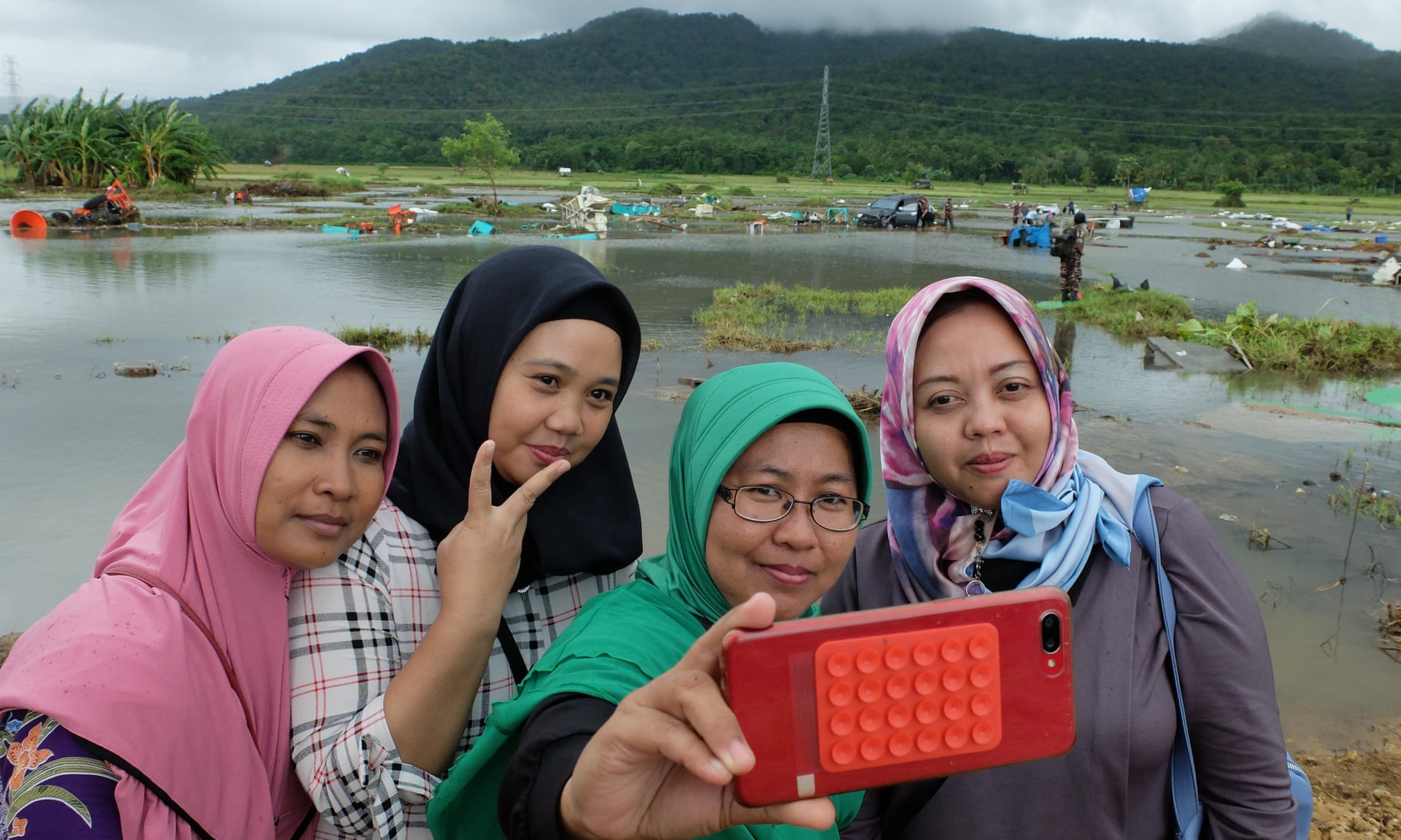 Một số người Indonesia trở về vùng sóng thần tàn phá để chụp ảnh tự sướng: Cảnh hoang tàn mới được nhiều like-1