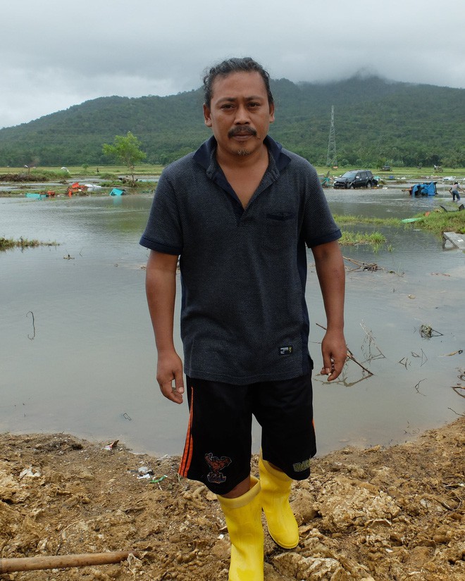Một số người Indonesia trở về vùng sóng thần tàn phá để chụp ảnh tự sướng: Cảnh hoang tàn mới được nhiều like-3