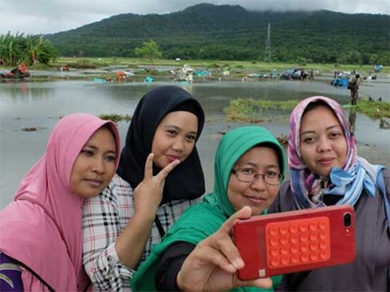 Một số người Indonesia trở về vùng sóng thần tàn phá để chụp ảnh tự sướng: 