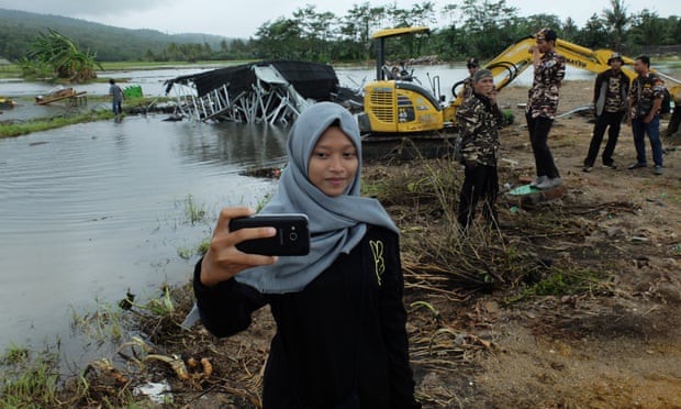 Một số người Indonesia trở về vùng sóng thần tàn phá để chụp ảnh tự sướng: Cảnh hoang tàn mới được nhiều like-2