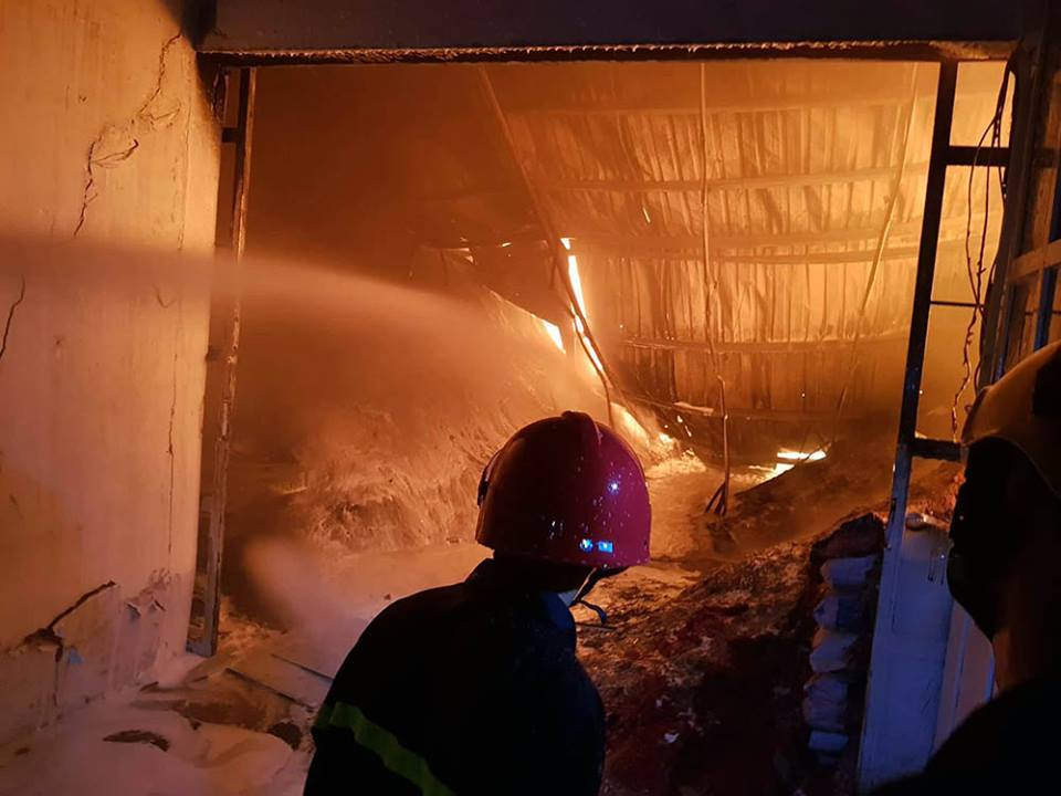 Cháy dữ dội suốt 5h, lửa bao trùm khắp công ty nhựa ở Cần Thơ-5