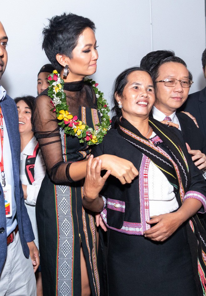 HHen Niê bật khóc: Từng áp lực đến mức muốn bỏ vương miện, mẹ ruột sợ hãi trước tin đồn ác ý về con gái-12