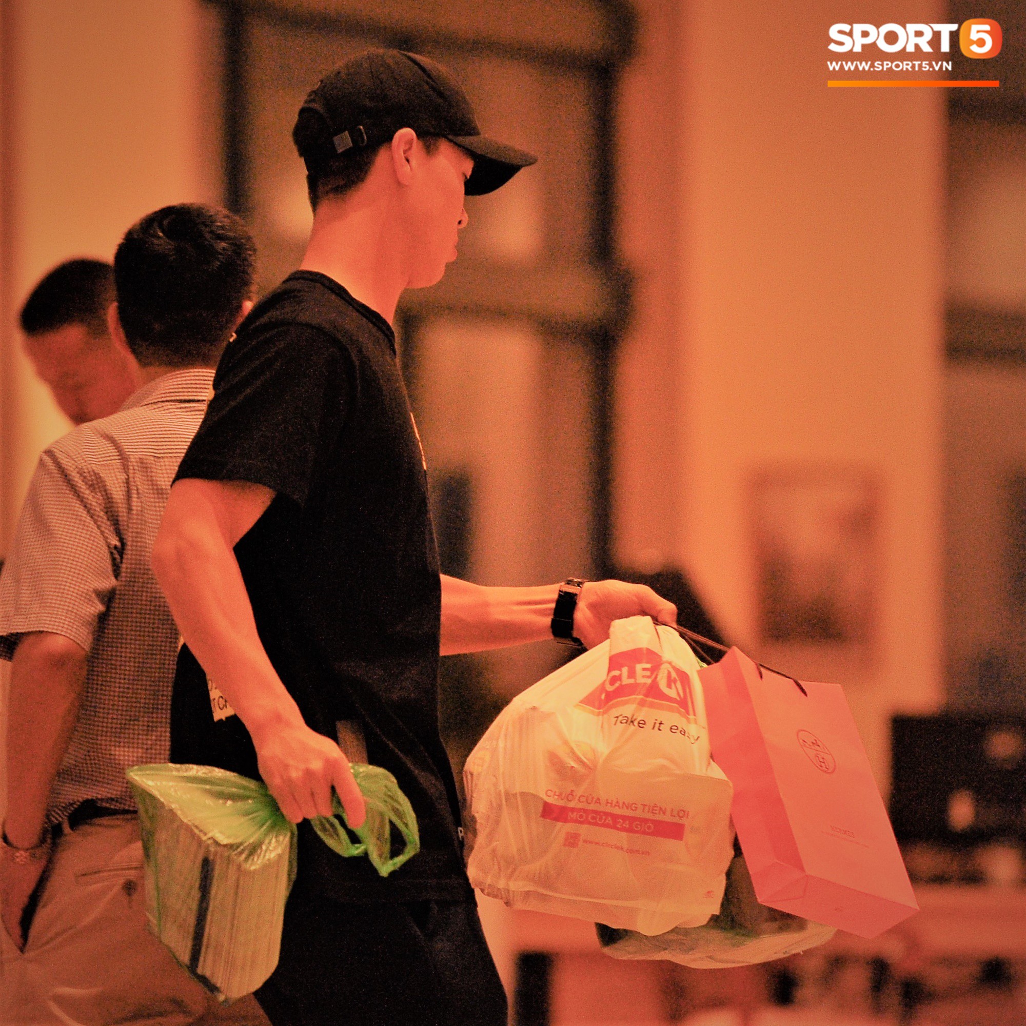 Các tuyển thủ chuẩn bị sang Qatar: Duy Mạnh hớt hải xách đồ vẫn không quên chào fan, Trọng Hoàng gửi bớt đồ về nhà cho đỡ vướng-2