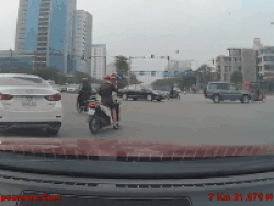 CLIP: Vừa giơ điện thoại quay kẻ gây sự, tài xế taxi lĩnh ngay mưa đòn-1
