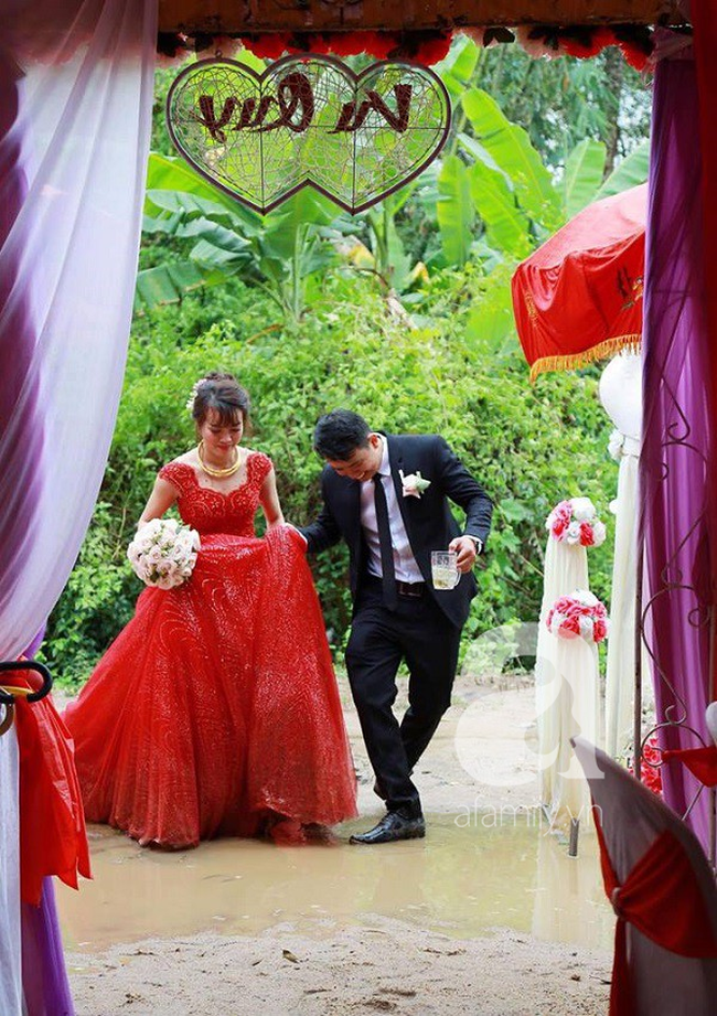 Kì lạ cặp vợ chồng giống nhau như tạc, đằng sau còn là câu chuyện em gái mưa - anh trai bão nhọ nhất 2018-4