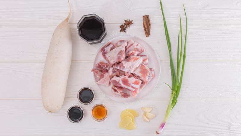 Cho sụn heo vào nồi cơm điện cùng gia vị, 45 phút sau được món ăn như ý-1