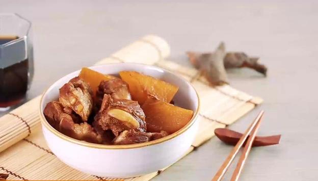 Cho sụn heo vào nồi cơm điện cùng gia vị, 45 phút sau được món ăn như ý-4