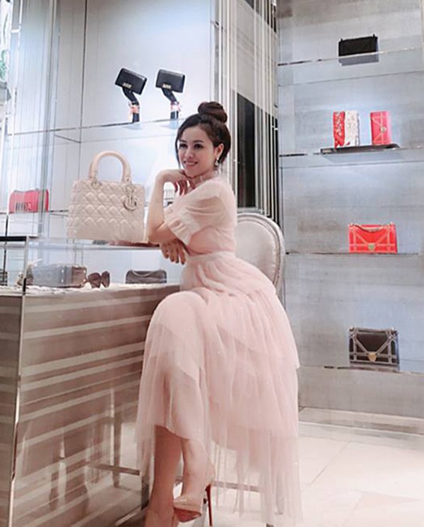 Thư Dung khoe khoang giàu có ra sao trước khi để lộ gia cảnh thực sự?-2