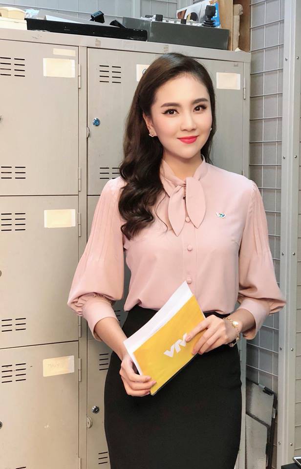 Mai Ngọc - 10 năm 4 chặng đường: Hot girl đời đầu chuyển hướng làm weather girl, nay lại trở thành news lady-20