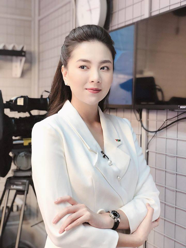 Mai Ngọc - 10 năm 4 chặng đường: Hot girl đời đầu chuyển hướng làm weather girl, nay lại trở thành news lady-10