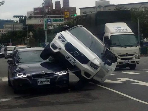 Bị chính cung vào tận phòng khách sạn bắt quả tang, bồ nhí rơi từ tầng 7 xuống khi đang trốn ngoài cửa sổ-1