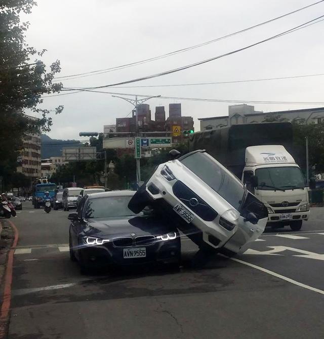 Phát hiện chồng dan díu với bồ nhí, vợ chặn đầu, nhảy chồm lên xe chồng như diễn xiếc-1