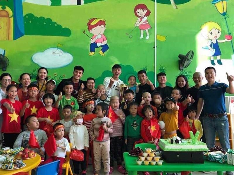 Hình ảnh không có trên TV: Hành động của Quang Hải và đồng đội U23 khiến fan xúc động mạnh-1