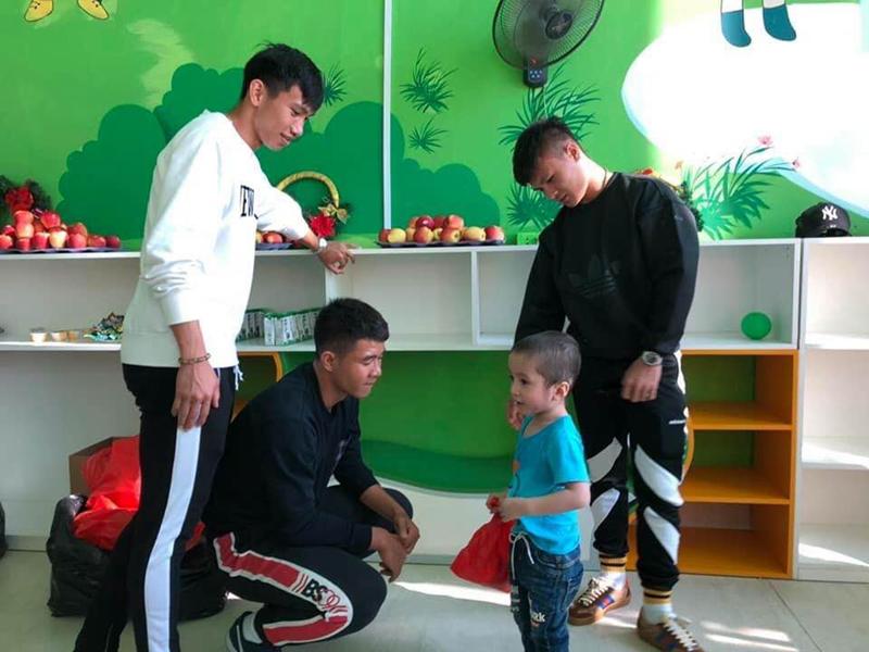 Hình ảnh không có trên TV: Hành động của Quang Hải và đồng đội U23 khiến fan xúc động mạnh-2