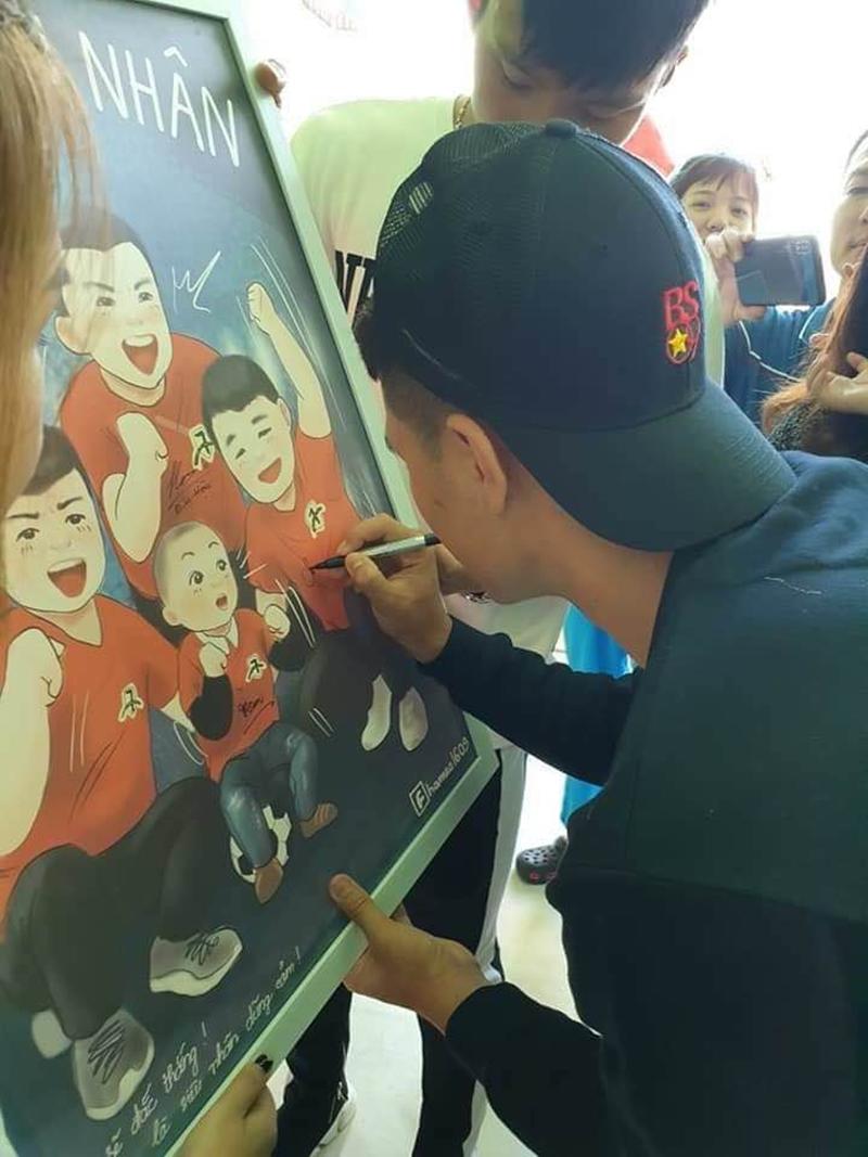 Hình ảnh không có trên TV: Hành động của Quang Hải và đồng đội U23 khiến fan xúc động mạnh-4