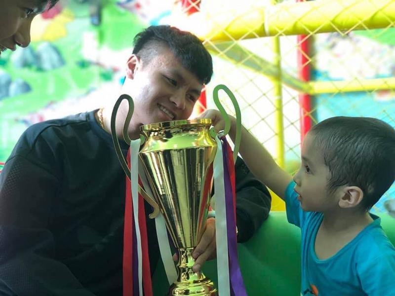 Hình ảnh không có trên TV: Hành động của Quang Hải và đồng đội U23 khiến fan xúc động mạnh-5