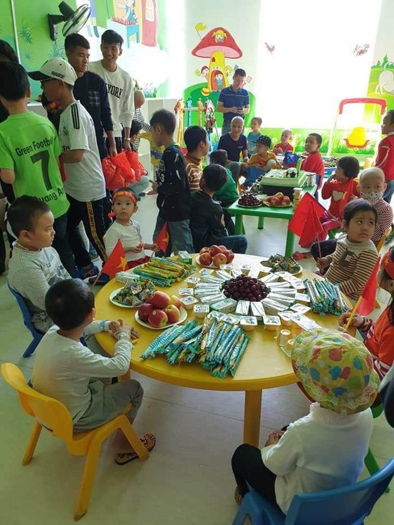Hình ảnh không có trên TV: Hành động của Quang Hải và đồng đội U23 khiến fan xúc động mạnh-8