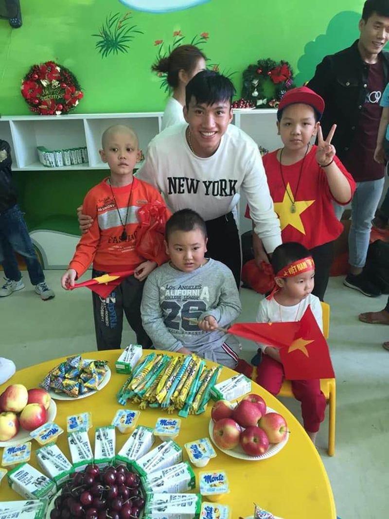 Hình ảnh không có trên TV: Hành động của Quang Hải và đồng đội U23 khiến fan xúc động mạnh-9