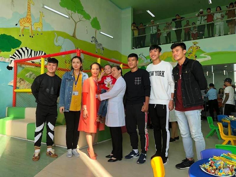 Hình ảnh không có trên TV: Hành động của Quang Hải và đồng đội U23 khiến fan xúc động mạnh-13