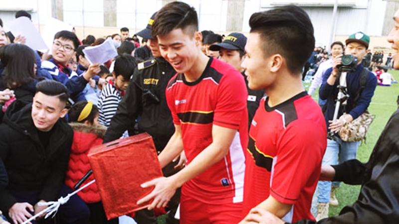 Hình ảnh không có trên TV: Hành động của Quang Hải và đồng đội U23 khiến fan xúc động mạnh-23