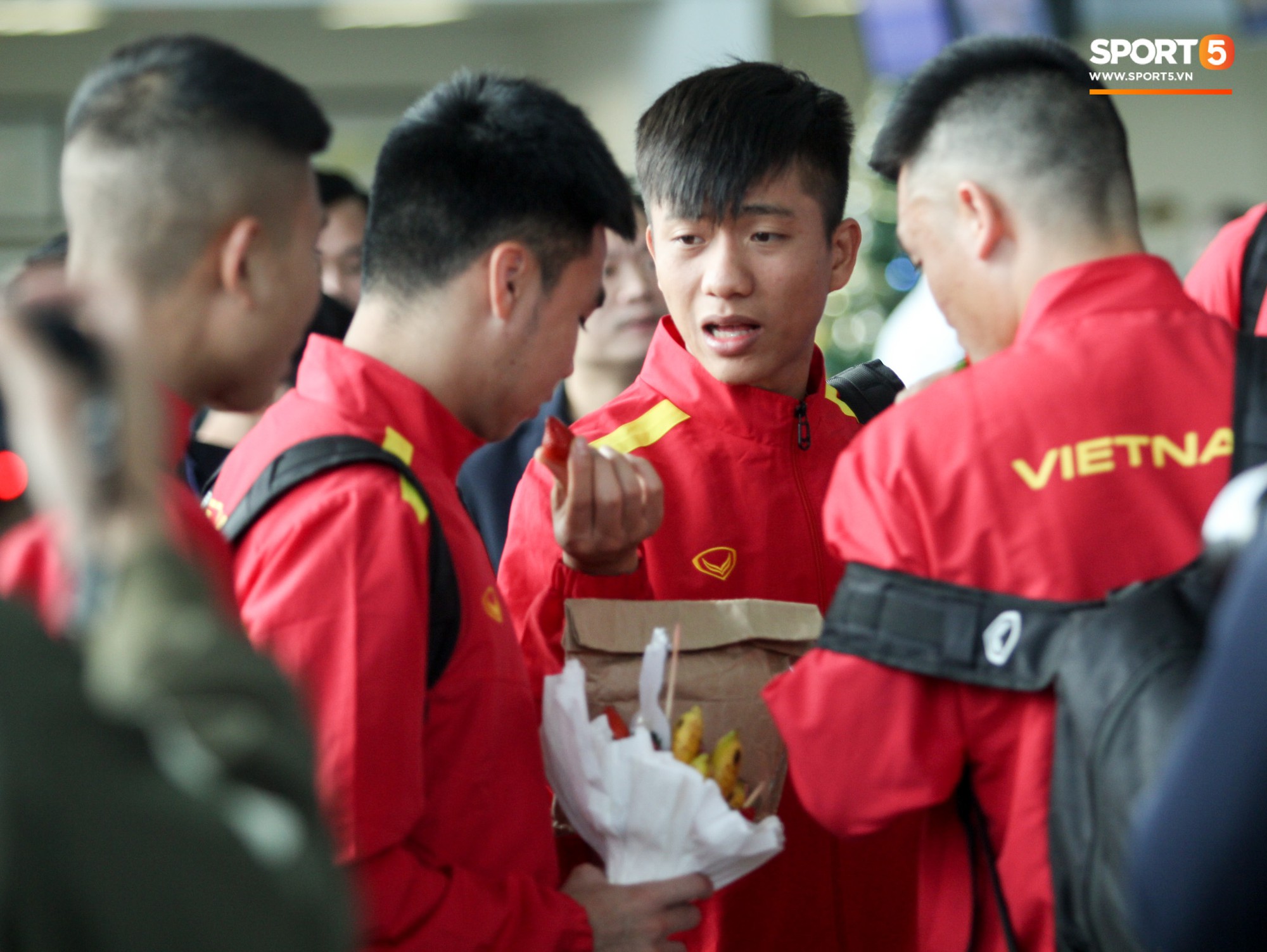 Đức Huy được fan tặng quà đặc biệt, đồng đội lập tức xin miếng-6