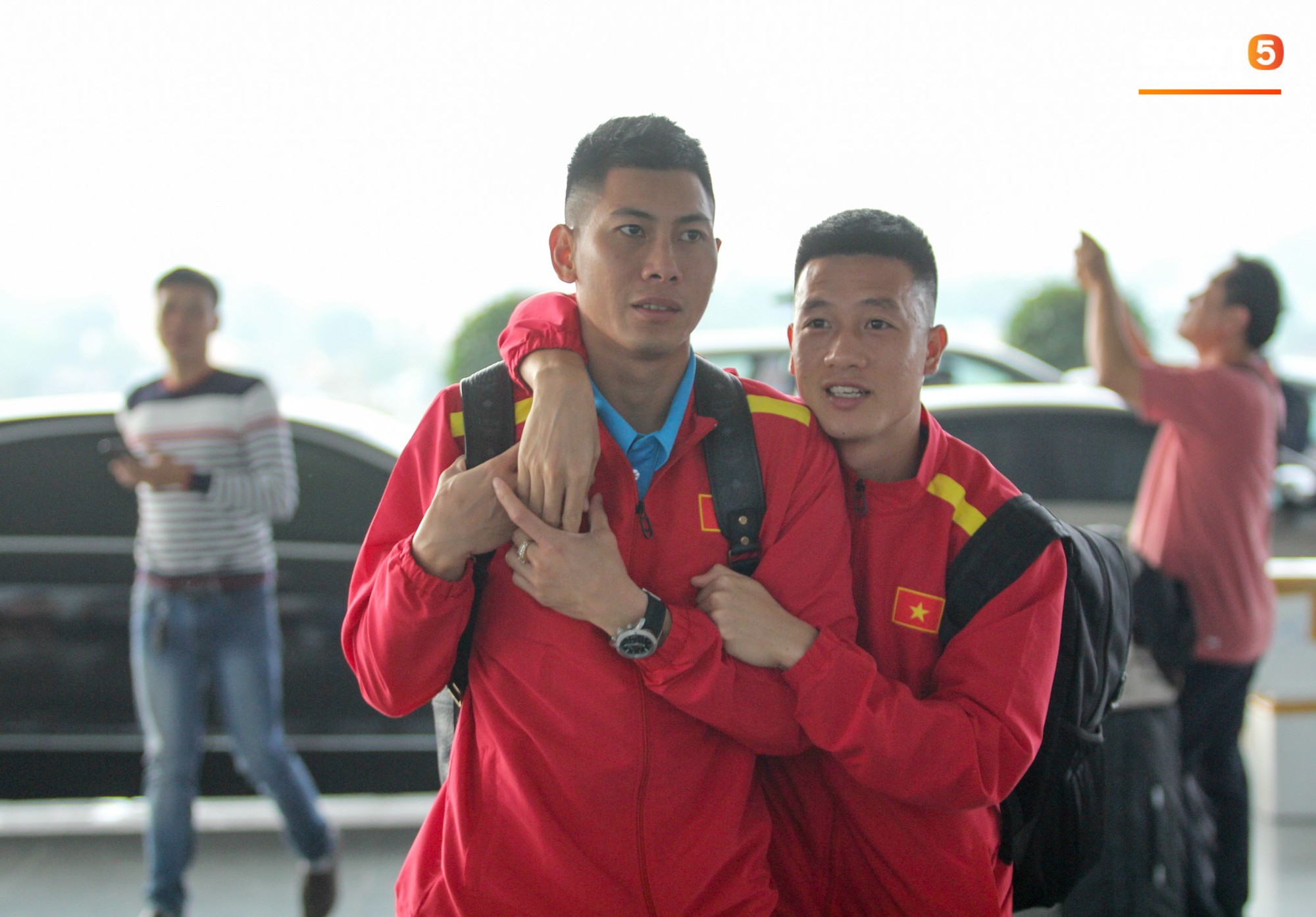 Đức Huy được fan tặng quà đặc biệt, đồng đội lập tức xin miếng-12