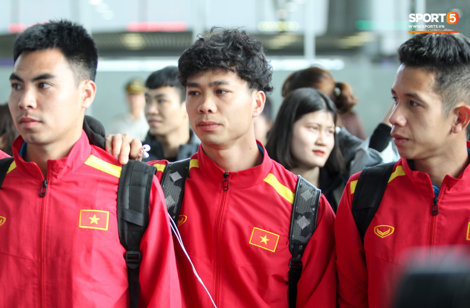 Đức Huy được fan tặng quà đặc biệt, đồng đội lập tức xin miếng-10