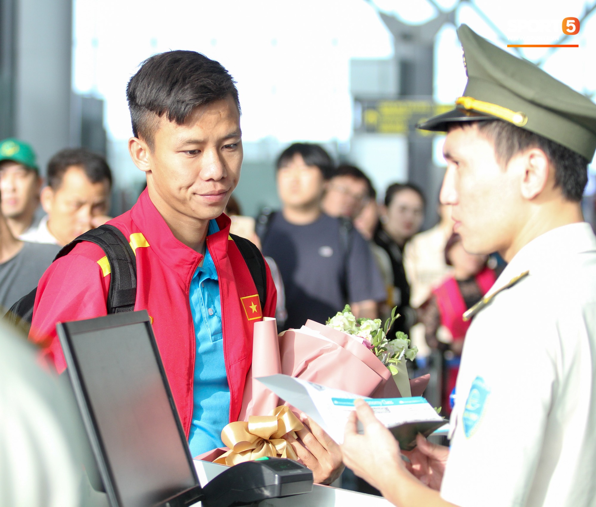 Đức Huy được fan tặng quà đặc biệt, đồng đội lập tức xin miếng-9