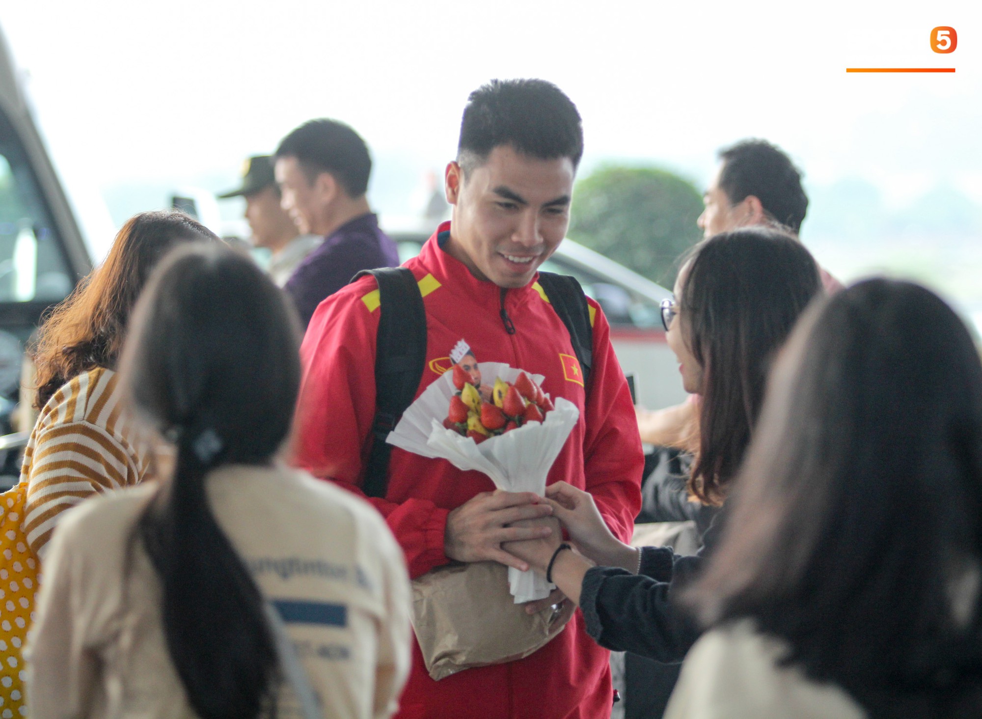 Đức Huy được fan tặng quà đặc biệt, đồng đội lập tức xin miếng-1