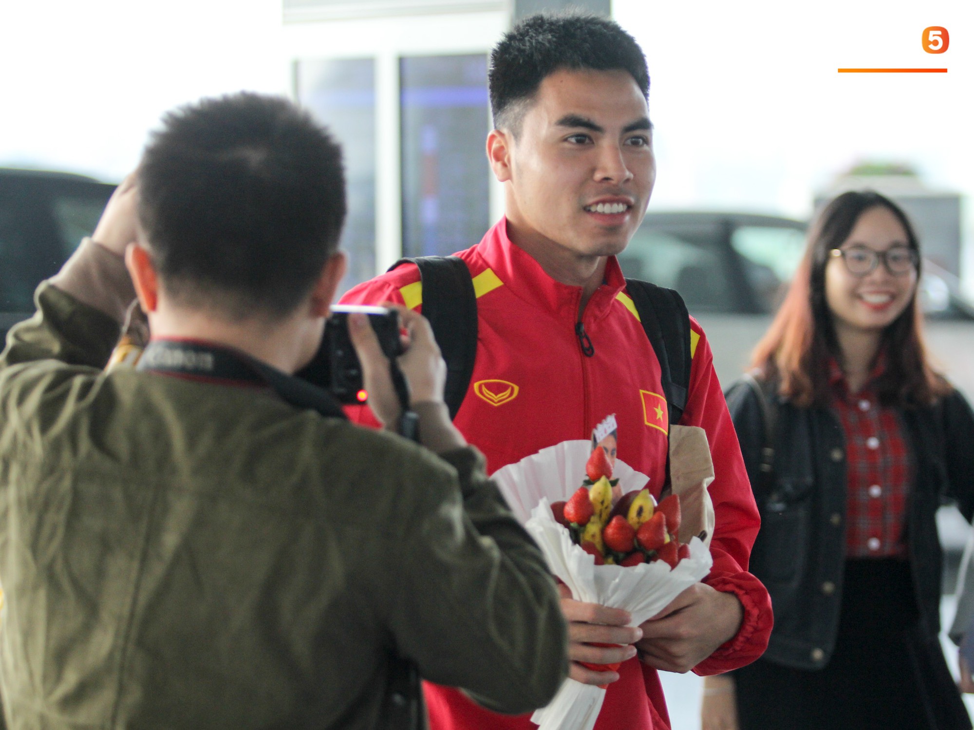 Đức Huy được fan tặng quà đặc biệt, đồng đội lập tức xin miếng-2