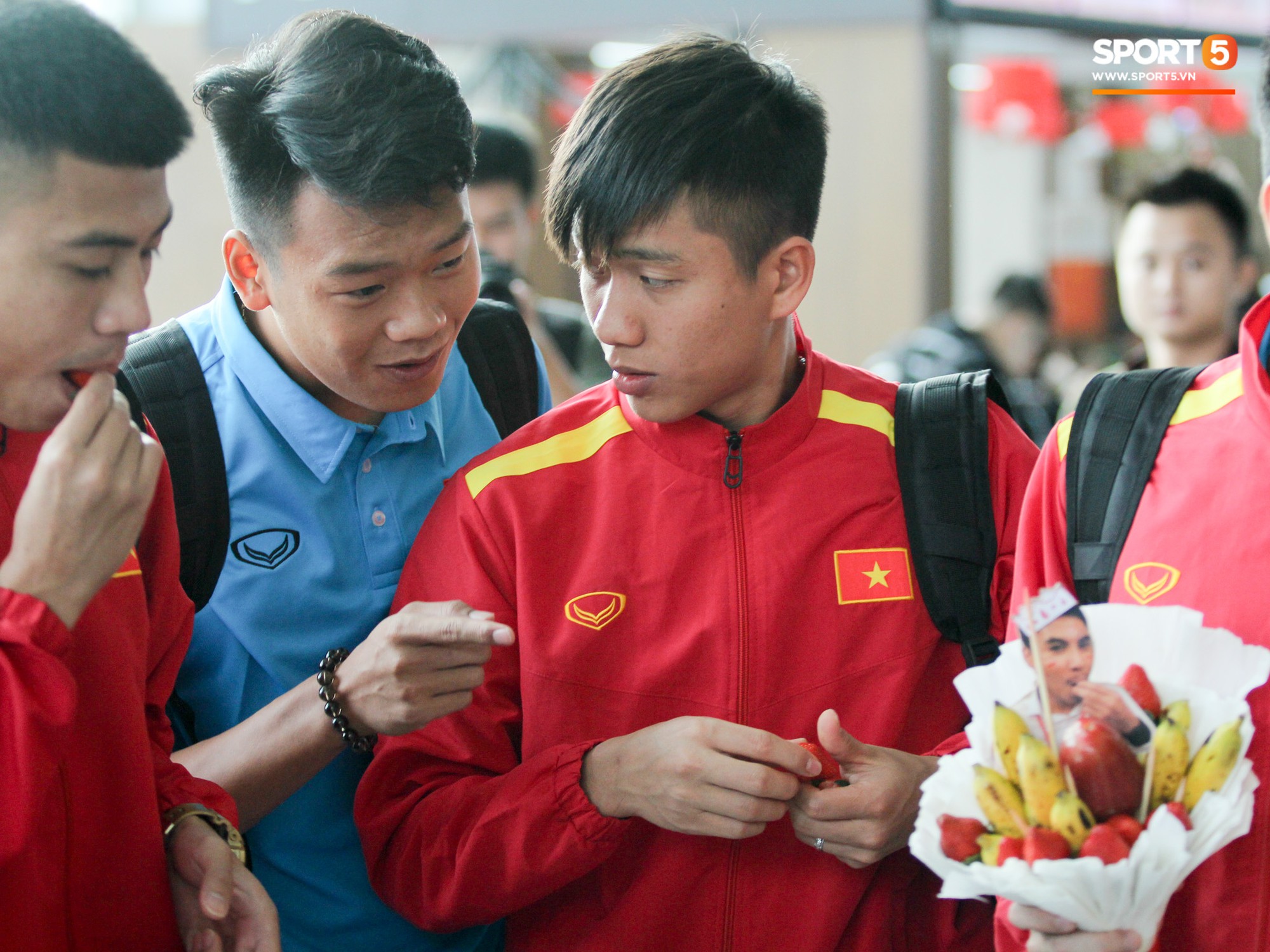 Đức Huy được fan tặng quà đặc biệt, đồng đội lập tức xin miếng-4