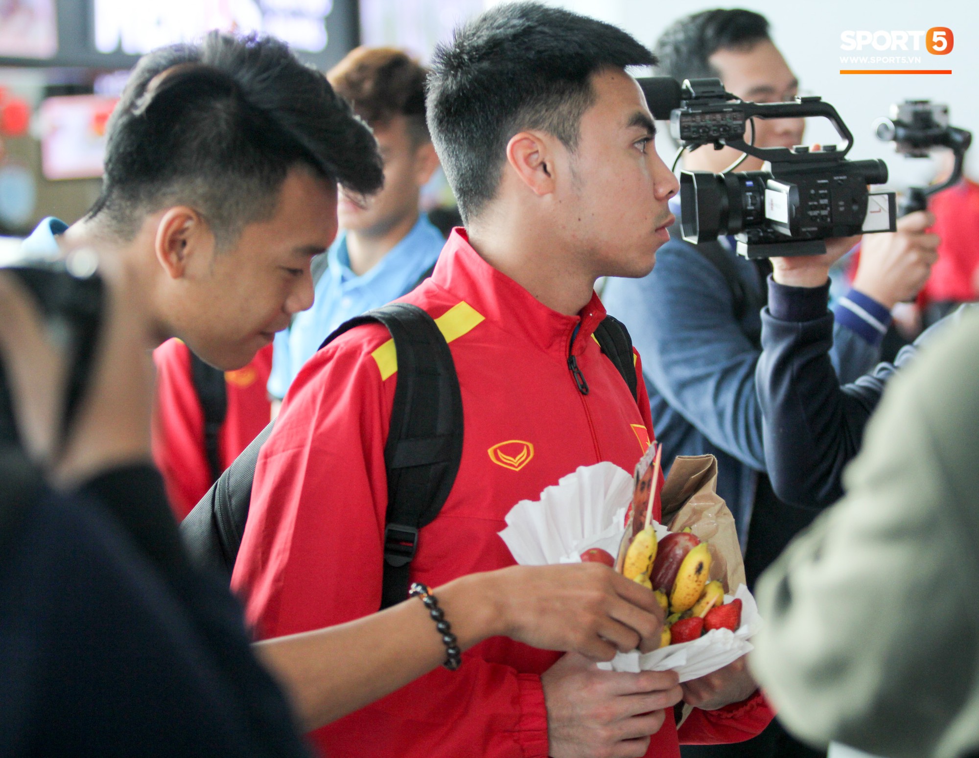 Đức Huy được fan tặng quà đặc biệt, đồng đội lập tức xin miếng-5