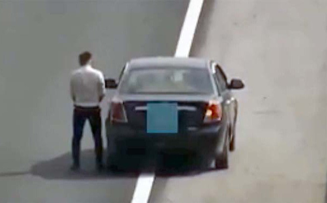 Người đàn ông dừng xe ô tô, đứng giữa đường cao tốc Hà Nội - Hải Phòng đi vệ sinh-1