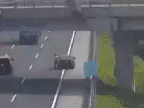 Người đàn ông dừng xe ô tô, đứng giữa đường cao tốc Hà Nội - Hải Phòng đi vệ sinh