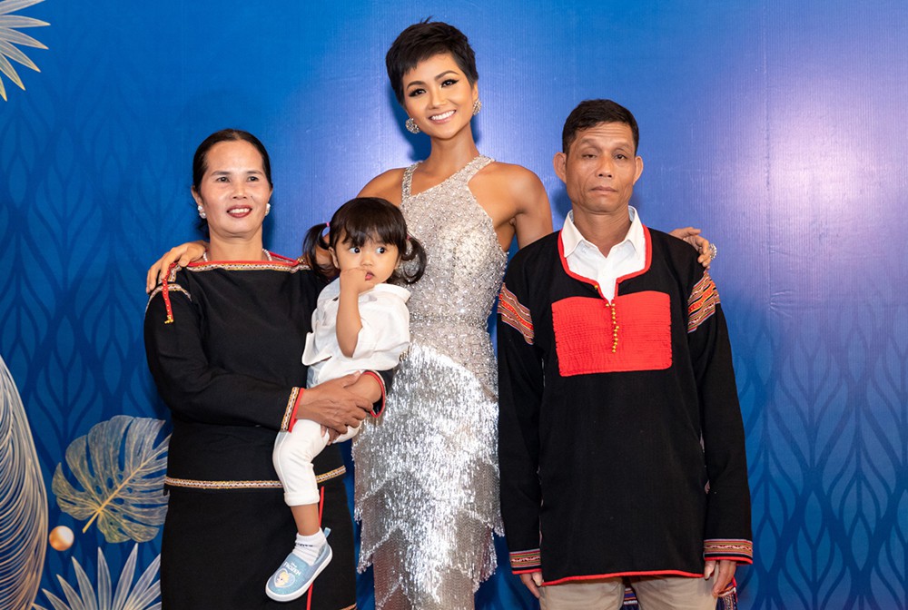 Tái hiện màn xoay váy thần thánh ngay trên thảm đỏ, HHen Niê khiến ai cũng xuýt xoa vì quá xuất sắc-3