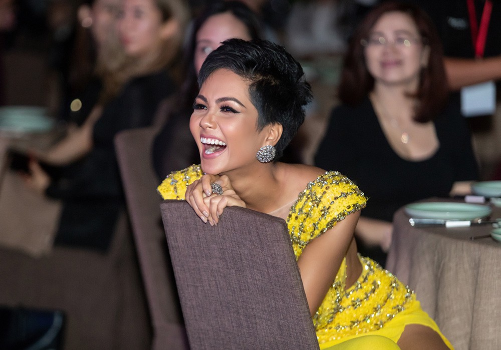 Tái hiện màn xoay váy thần thánh ngay trên thảm đỏ, HHen Niê khiến ai cũng xuýt xoa vì quá xuất sắc-9