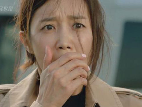 Choáng với cảnh chồng sửa điện giúp em hàng xóm ngây thơ-3