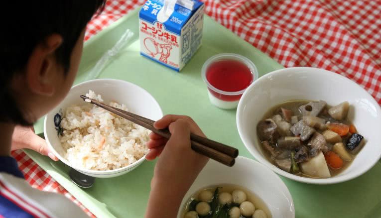 Bữa trưa của học sinh toàn thế giới: Nơi sang chảnh như khách sạn, nơi nghèo đói phải ăn đồ cứu trợ-2